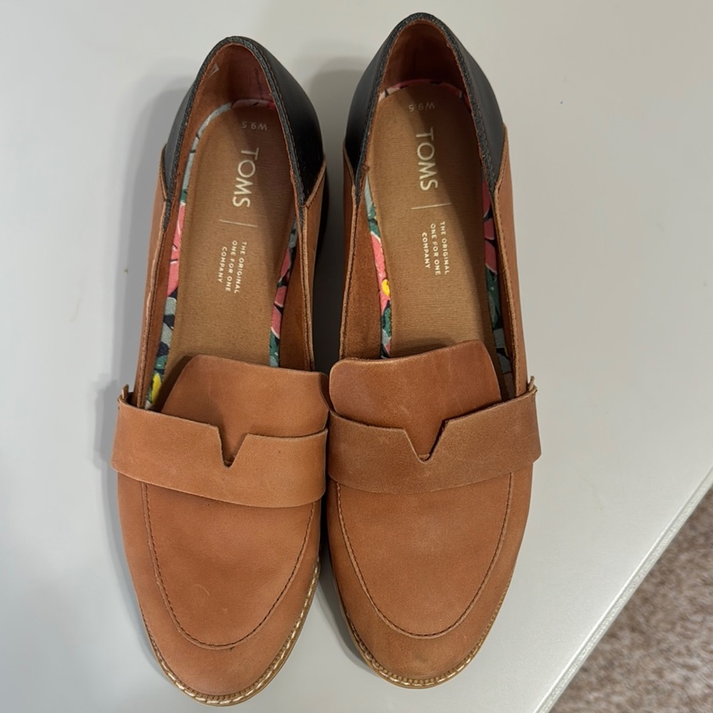 Toms Woman's Brown Leather Flats Classic Loafers / Size 9.5 - Picture 2 of 8
